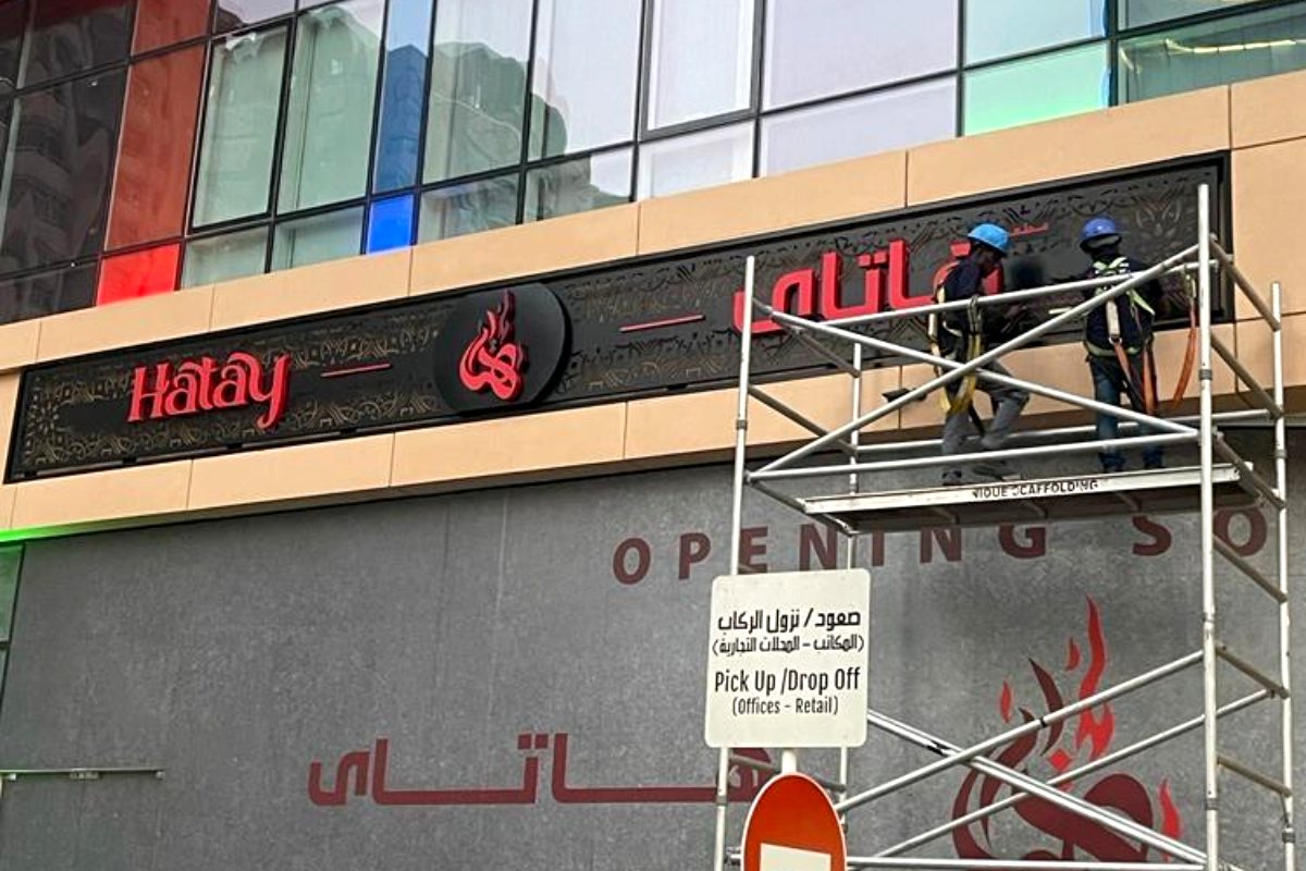 professional-signboard-installation-using-scaffolding-at-hatay-restaurant-abu-dhabi