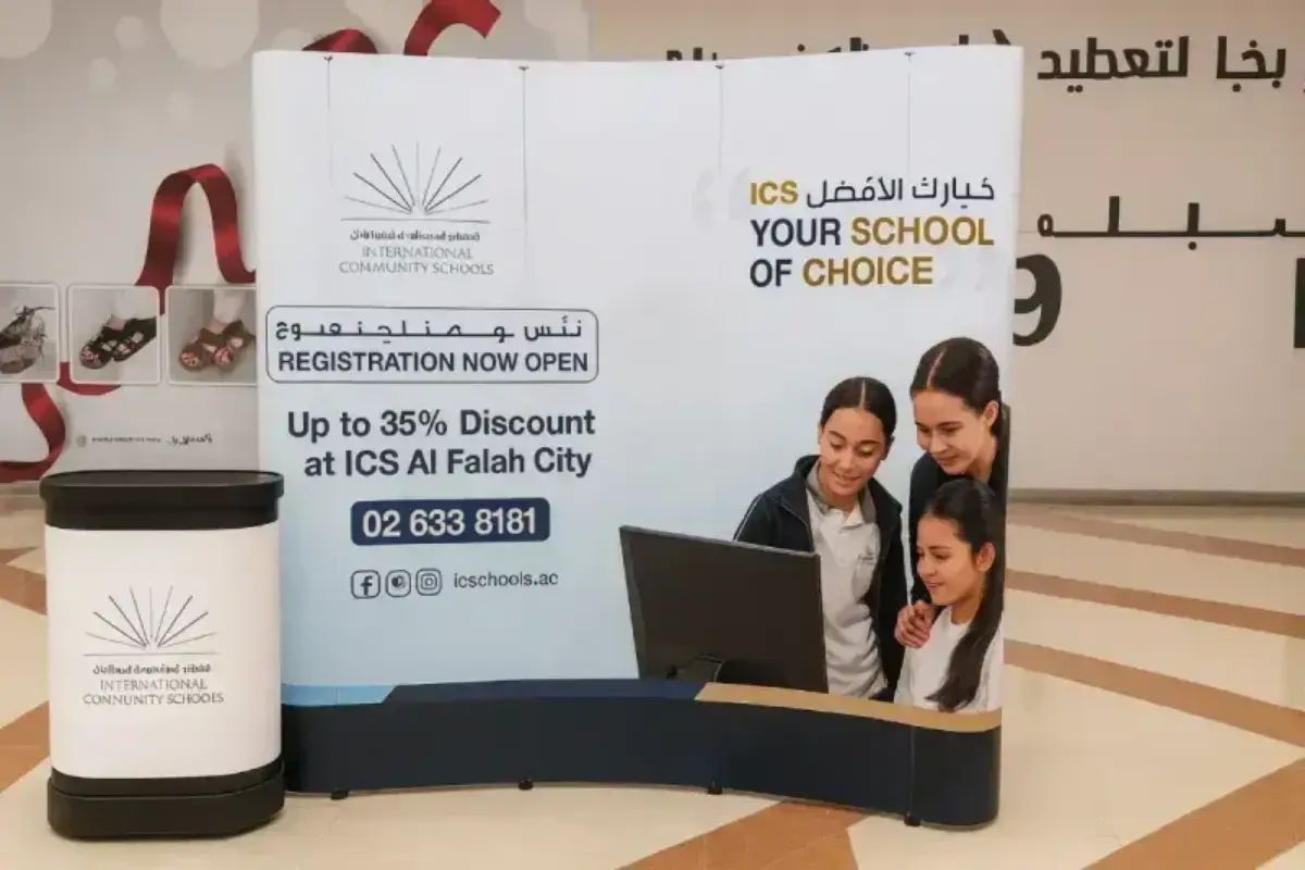 Curved Pop Up Display Stand